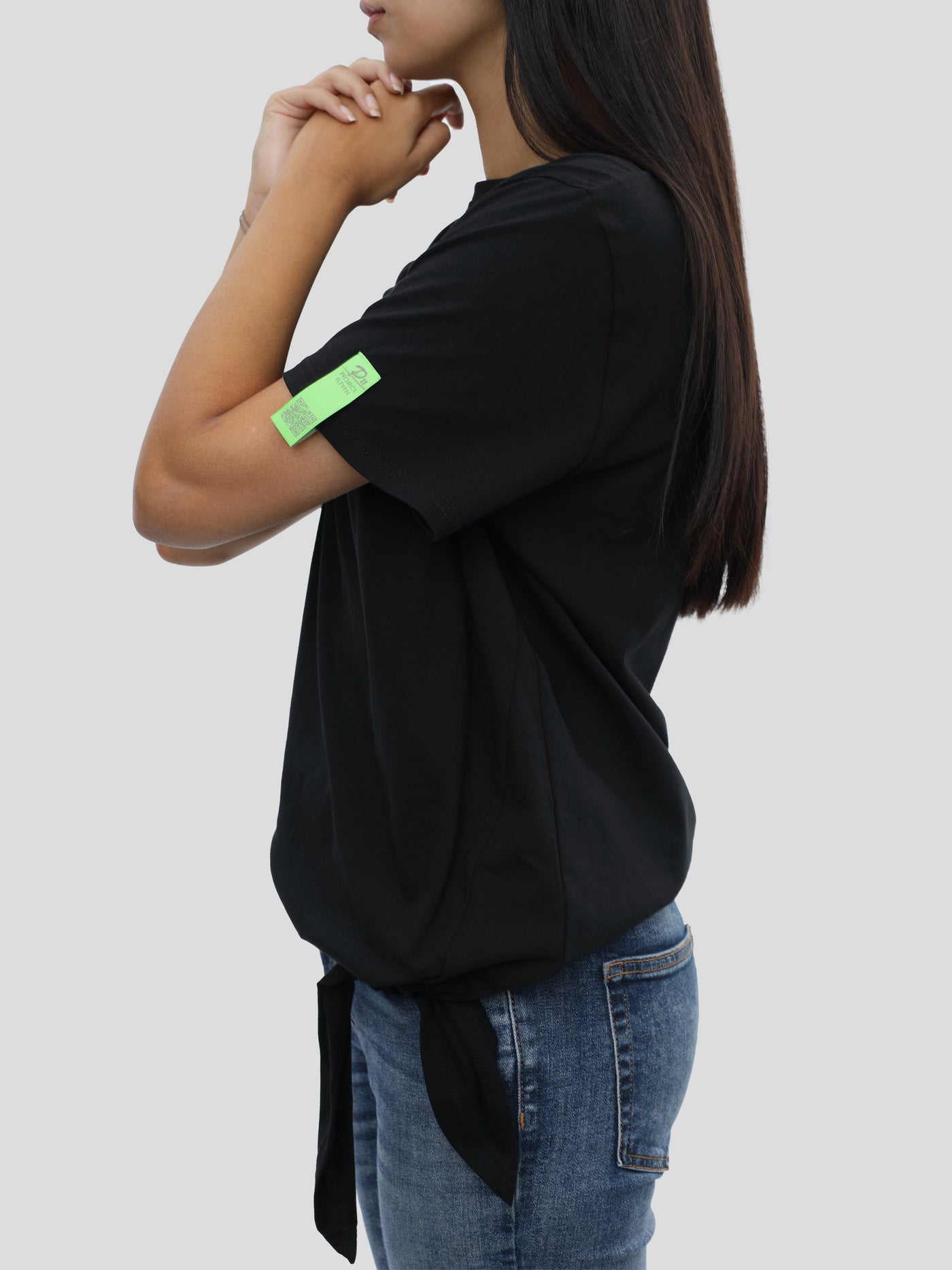 T-Shirt mit Saumschleife und Print in Schwarz